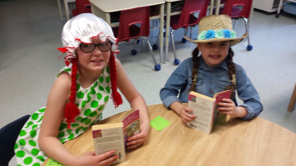 sue_viamonde's tweet photo. Élèves de l’École La Source, @CSViamonde déguisé en leur personnages de livres préféré pour La Journée du Livre! http://t.co/sKHJIyxE8n