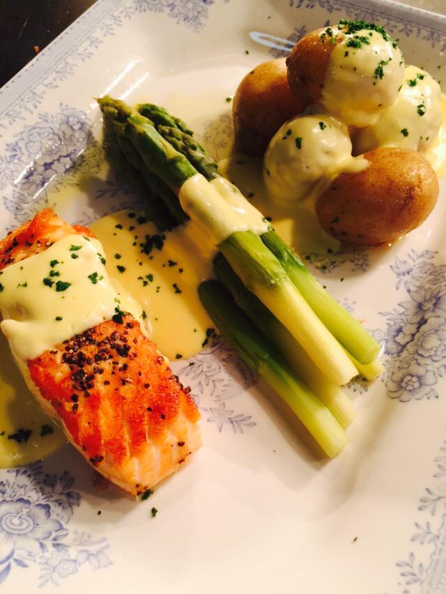 ChefHustler's tweet image. Fried Supreme of Salmon British Asparagus New Pots Hollandaise sauce @TheBoaterBath #freshforspring @onlyatfullers
