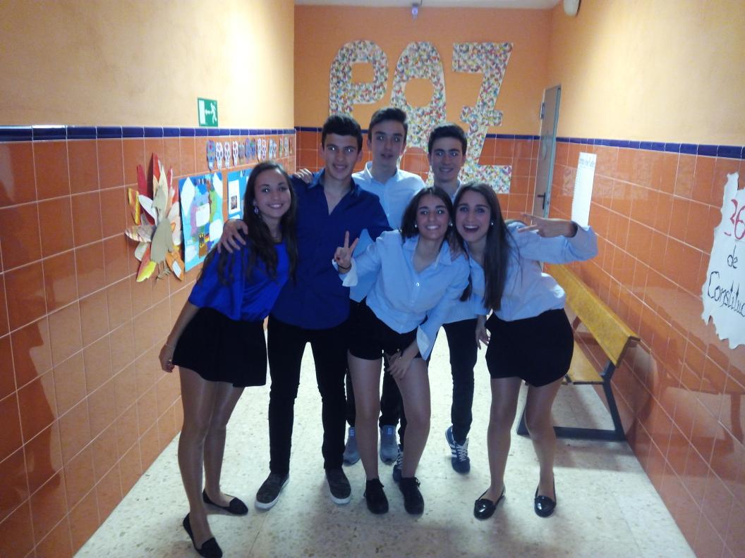 ColeVandelvira's tweet photo. Ahora desfile de 4 de ESO. http://t.co/fNrw3ysUTh