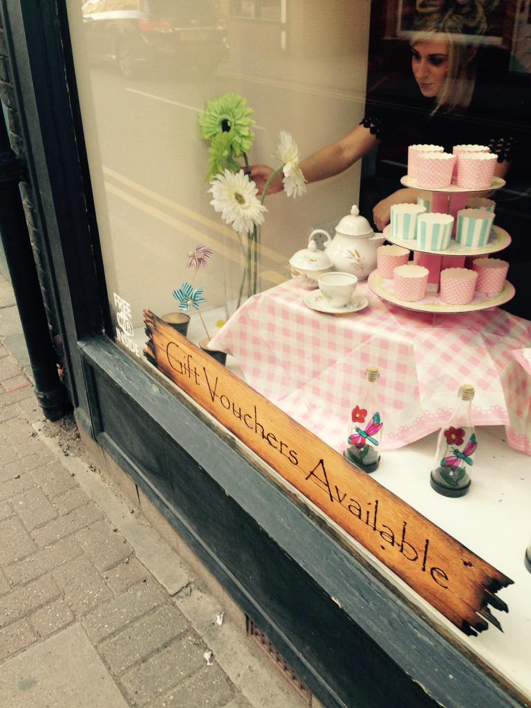 8Rustique's tweet photo. #salon #salonwindow #window #WindowDisplay #vintage #vintagepicnic #Picnic #summerwindow #summertime http://t.co/LbjhsnWgLV