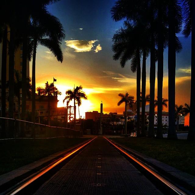 Yoao07's tweet photo. Mantenerse en el camino!! #MiEspanolSucks #run #RunSnap #EstoyAprendiendo #run305 #RunMiami #Miami #305 #sunset #Tr… http://t.co/SPFEFIgmps