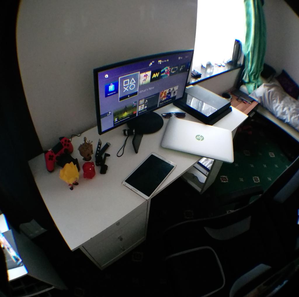 Rayscaption's tweet image. Hovered this Macro lens over the #HTCOneM9 camera to take a pic of my desk 😁. #FishEye #WideView