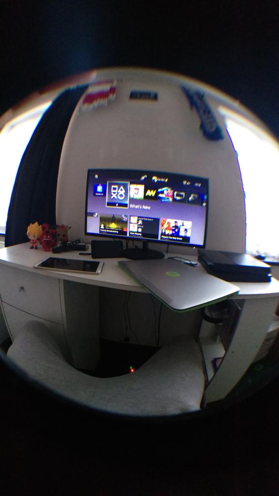 Rayscaption's tweet image. Hovered this Macro lens over the #HTCOneM9 camera to take a pic of my desk 😁. #FishEye #WideView
