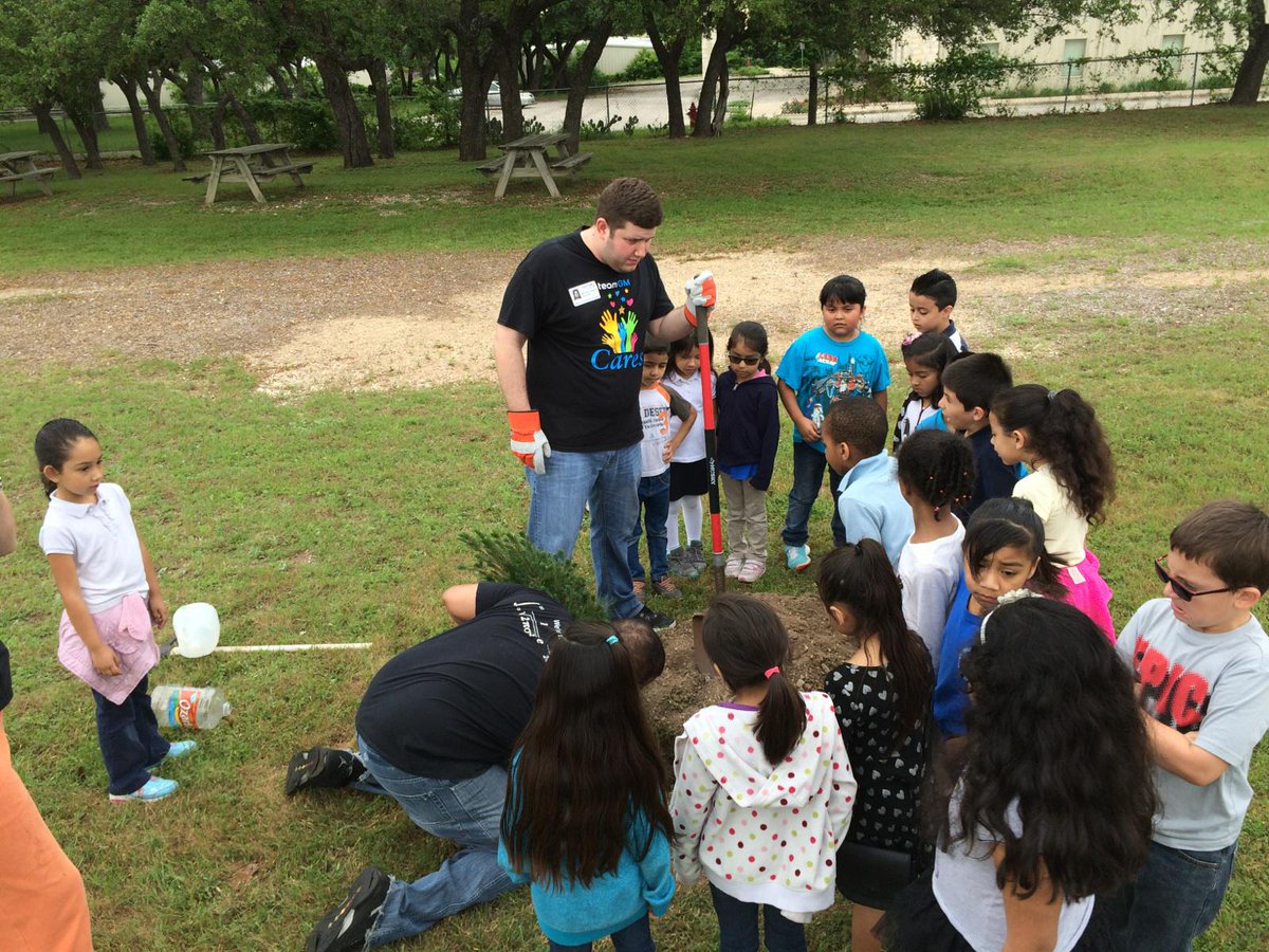 WalCreekLibrary's tweet photo. Thanks to United Way, GM came out and really spruced up our gardens! What a great crew to work with! #AISDproud http://t.co/3Ou0i6hehB