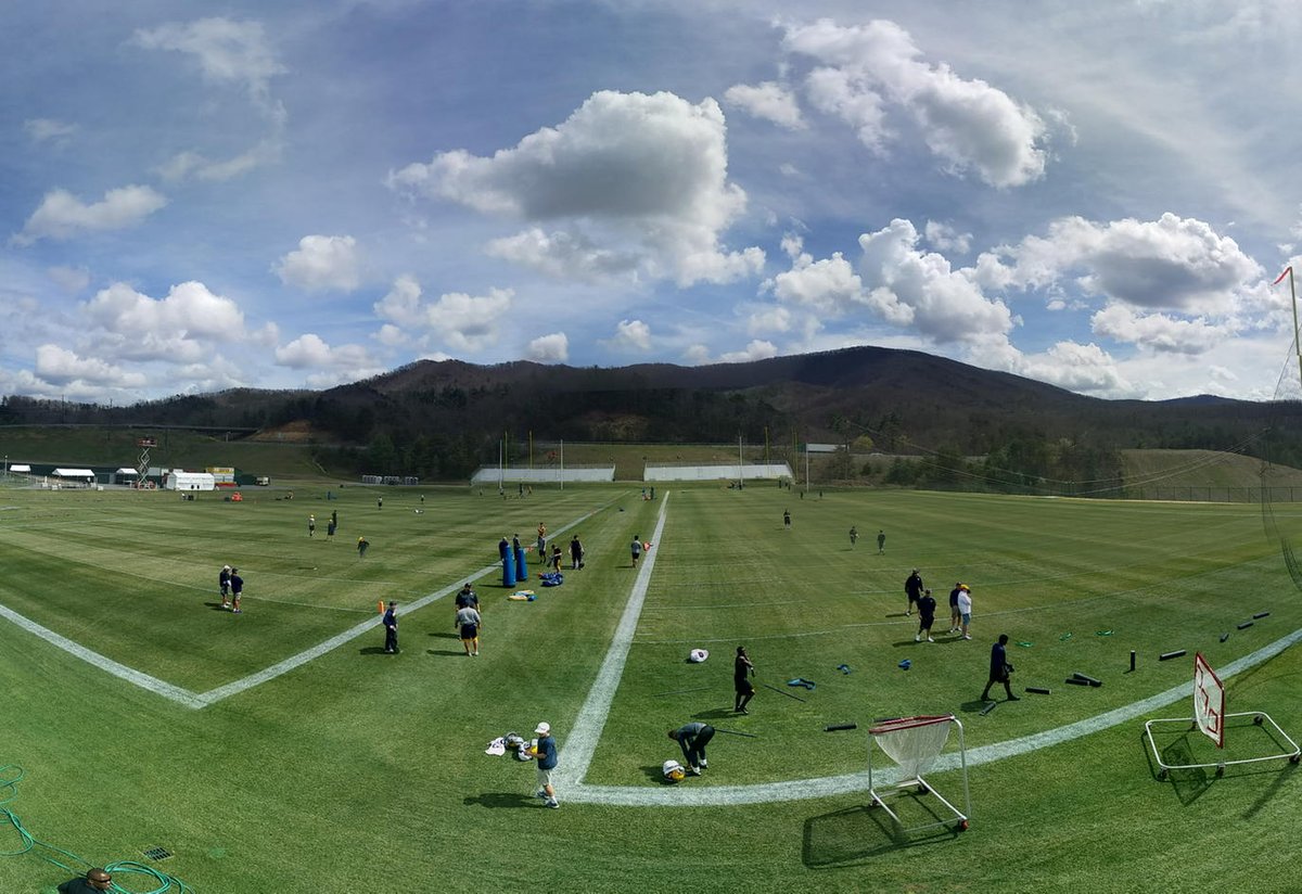 WVUfootball's tweet photo. Beautiful day for football here at @The_Greenbrier #HailWV http://t.co/8cfwwJxTyZ