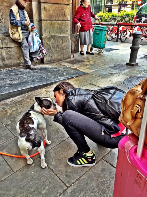 Naike and Siria x le strade di Barcellona. Un abbraccio a Stefania😍 @GPanellaa @siriadefazio @muti_ornella