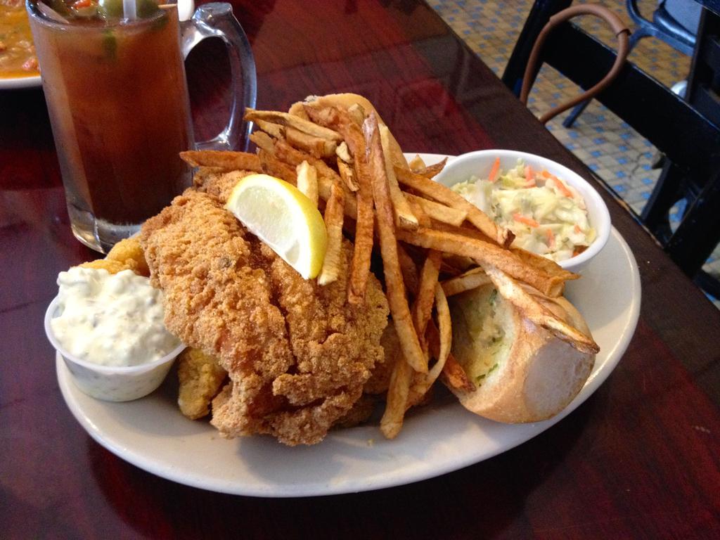 carlie_kollath's tweet photo. I'm hungry. CC: @bretteats RT @Liuzzas: We've piled on the taste! #FriedFriday #liuzzas #foodporn http://t.co/NRdS59uHq8