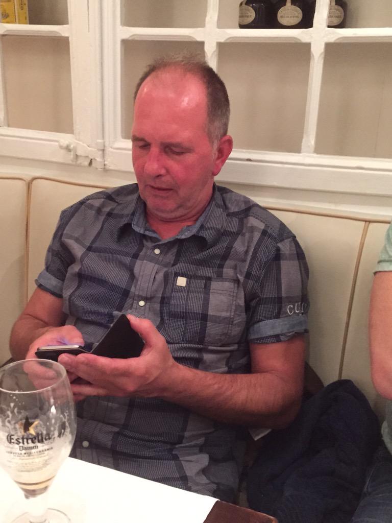 pgzee's tweet image. Alleen maar met telefoon bezig.........