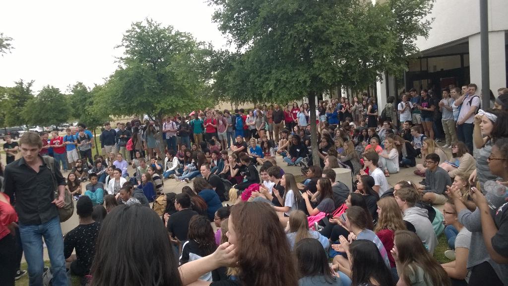 GHSsafe's tweet photo. Still going strong. #ghswalkout #talkaboutit http://t.co/IIiLyew1G4