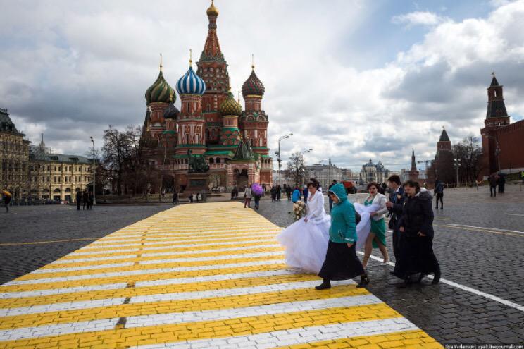 Собянин покрасил Красную площадь. Ебать.