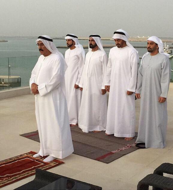 NET_AD's tweet photo. الصورة الاكثر تداولاً اليوم: الشيخ محمد بن راشد الشيخ محمد بن زايد والشيخ حمدان بن محمد خلال أداءهم صلا�� المغرب اليوم http://t.co/hCok7GaxHx