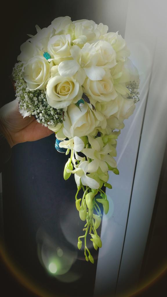 #Bruidsboeket akito #rozen en #dendrobium #orchideeën. trouwplannen? Meer info speelmanbloemen.nl