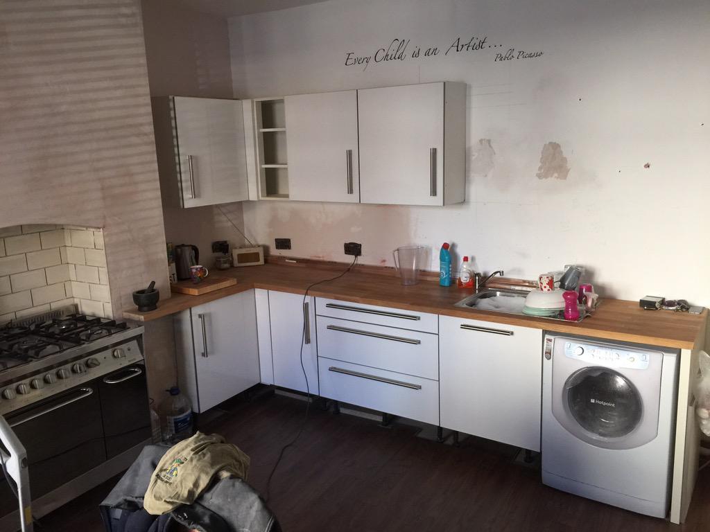 horse5533's tweet photo. @TheHorsfalls @kellyteehee @Swainers @MatHorsfall @LSchofie New Kitchen Fitted just need to decorate. http://t.co/Sdk8LlXV1T