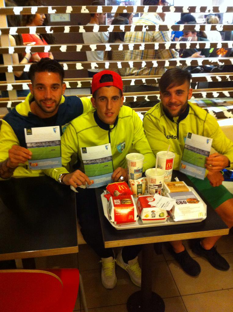 SergioAlbiol's tweet photo. Nosotros también colaboramos con la iniciativa del @McDonalsLucena para ayudar a la plantilla del @Lucena_CF 🍔🍟🍦 http://t.co/CieXcWdWvA