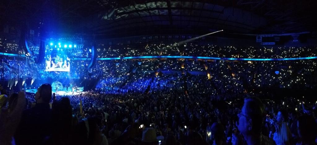 ky_dawgg's tweet photo. Fav pic from last night 😍 #GarthInPortland #GarthBrooks http://t.co/Tlg3NECN9E