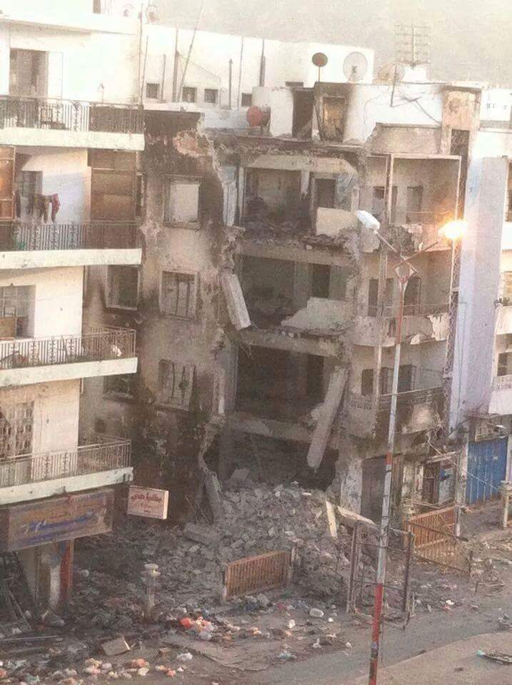 amalsuqaf's tweet photo. A building in #almualla #Aden after fierce shelling by houthies, it became history :( #KefayaWar #Yemen http://t.co/IB8SthTlb4