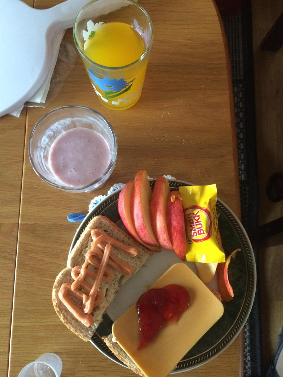 RandiEvjen's tweet photo. Flinke hjemmesykepleien som forstår at mormor spiser mer når maten ser fristende ut! #eldreomsorg #matlyst😊🍴 http://t.co/ooWyWKQGWB