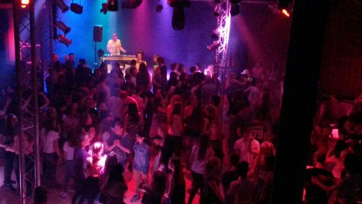 Alfrink's tweet photo. Swingende @Alfrink leerlingen onder het motto:  so you think you van dj. http://t.co/8HMC7O446X