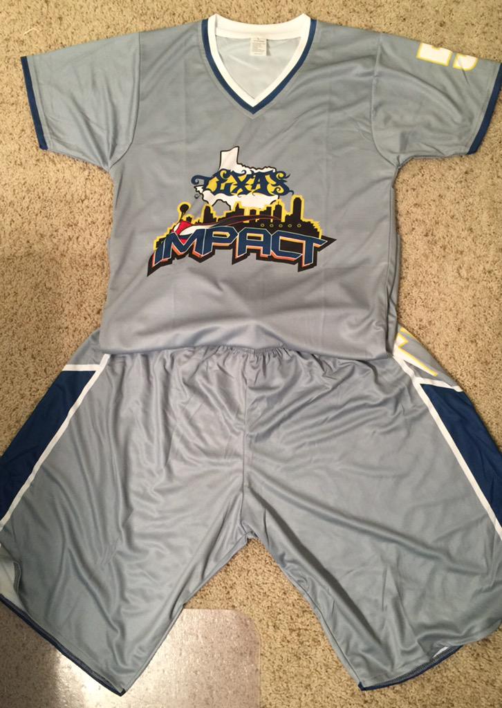 bballuniforms's tweet photo. New Sleeved uniform in a fitted look based on NBA Bulls look.  Very hot!  @TexasImpact1 http://t.co/DwL9wpMU7e