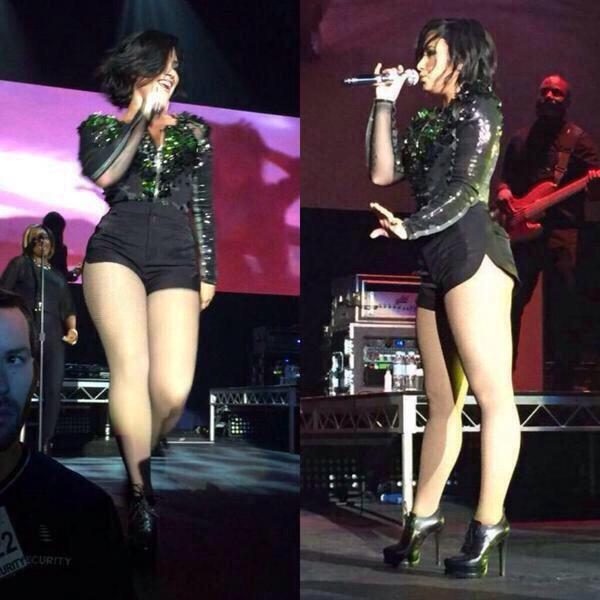 laucysfeels's tweet image. Mãe o forninho Caiiu Opss.... a Casa Inteira!! #DEMIWORLDTOUR