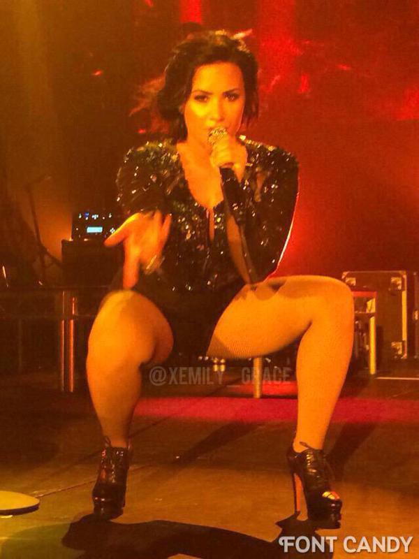 laucysfeels's tweet image. Mãe o forninho Caiiu Opss.... a Casa Inteira!! #DEMIWORLDTOUR
