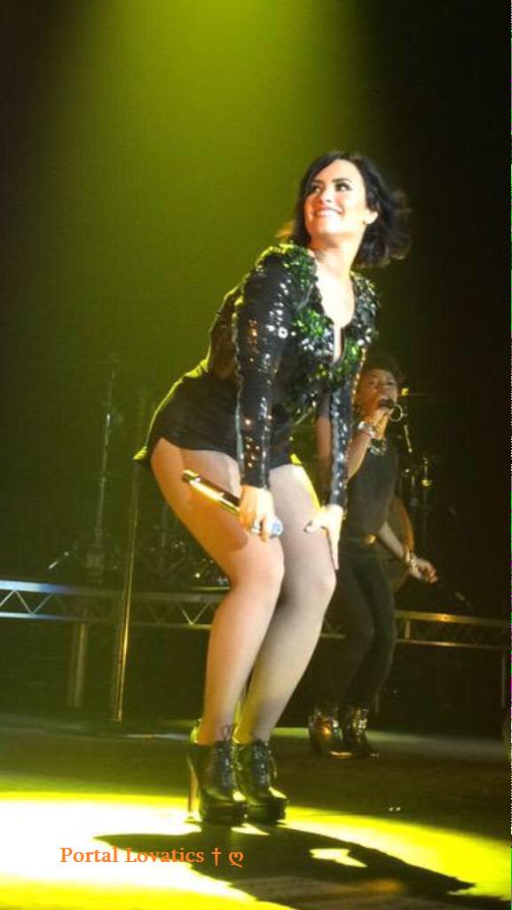 laucysfeels's tweet image. Mãe o forninho Caiiu Opss.... a Casa Inteira!! #DEMIWORLDTOUR