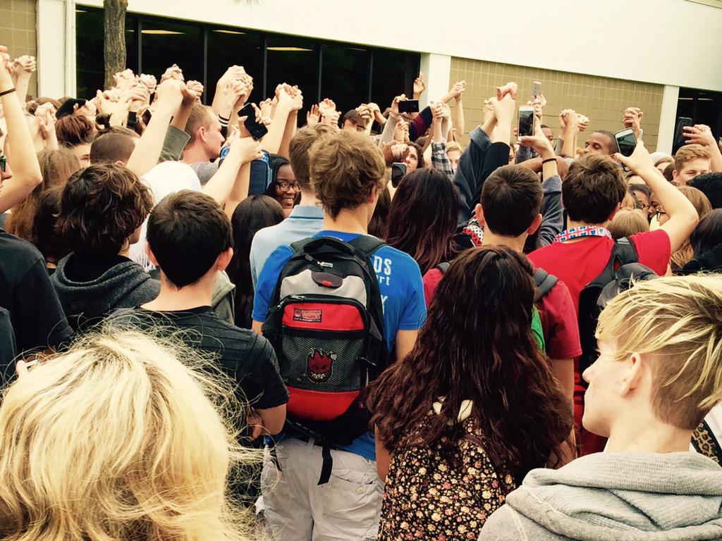 LewisJohnsonMG's tweet photo. I witnessed at least 2 hours of open discussion that ended with students pledging new direction in unity #talkaboutit http://t.co/QnpLR3TCC6