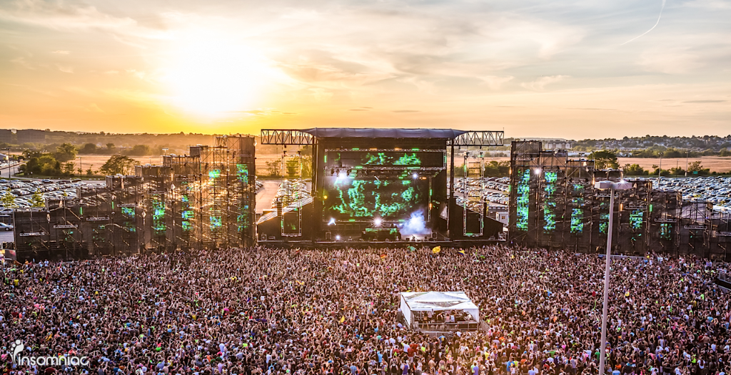 EDC_LasVegas's tweet photo. Nothing more perfect than ending the day with an EDC sunset. 🌇 ✨ #FlashbackFriday #circuitGROUNDS #EDCNY http://t.co/W1W3oaBOBH