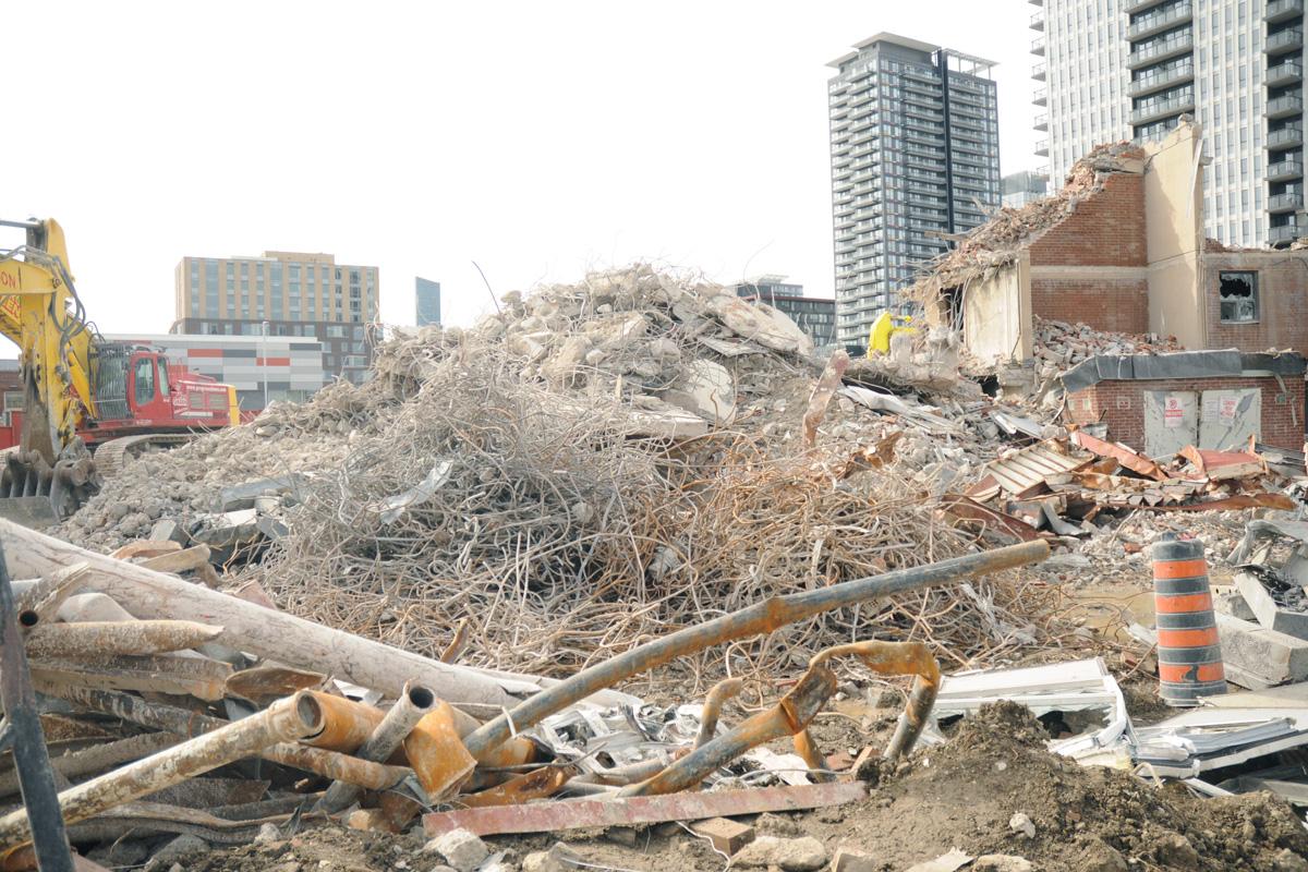 torontolife's tweet photo. The era of 1950s Regent Park apartment towers is over: the last one just came down http://t.co/KOc4UgySnr http://t.co/ZGB127w0ov