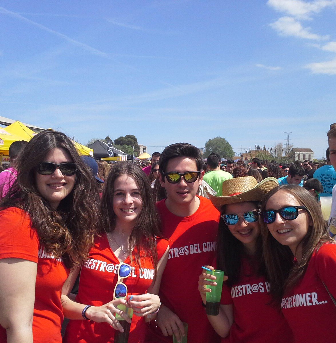 carolinamg95's tweet photo. Paellas 2015 con los mejores @MarttaOlmo @helenablatt @albasuay95 @Christian3095 http://t.co/4277yFlZdx