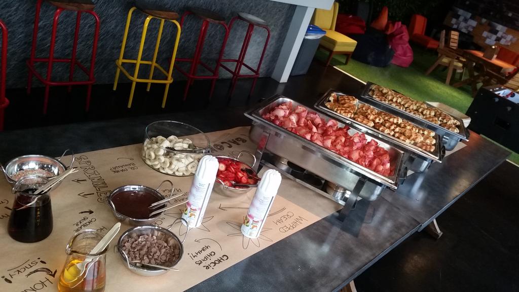 haroldwiegers's tweet image. Breakfast with clear instructions at #hackdivate