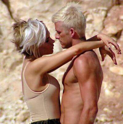David Beckham on Facebook : \"Happy Birthday wifey\" 