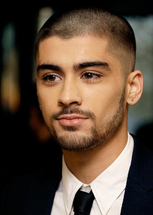 marii_ale25's tweet image. El HT #TheAsianAwards ya es tendencia y de único que se habla es de ZAYN, su cabeza pelada y su pircing