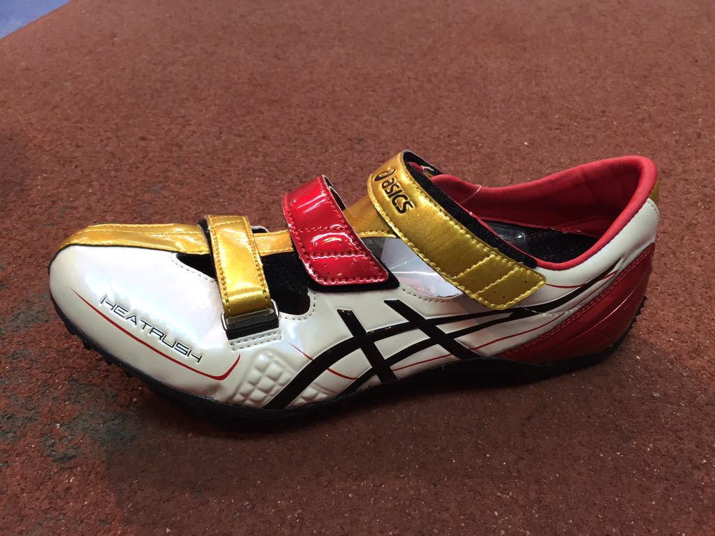 تويتر ステップ陸上本店 على تويتر サイバーゴールドのカラーをベースに サイバーブレードをオリジナルカラーで展開 更には ヒートラッシュもこのカラーで発売します 土で使えるタイプとしては だいぶ攻めたカラーだと思います 5月末発売です Http T Co