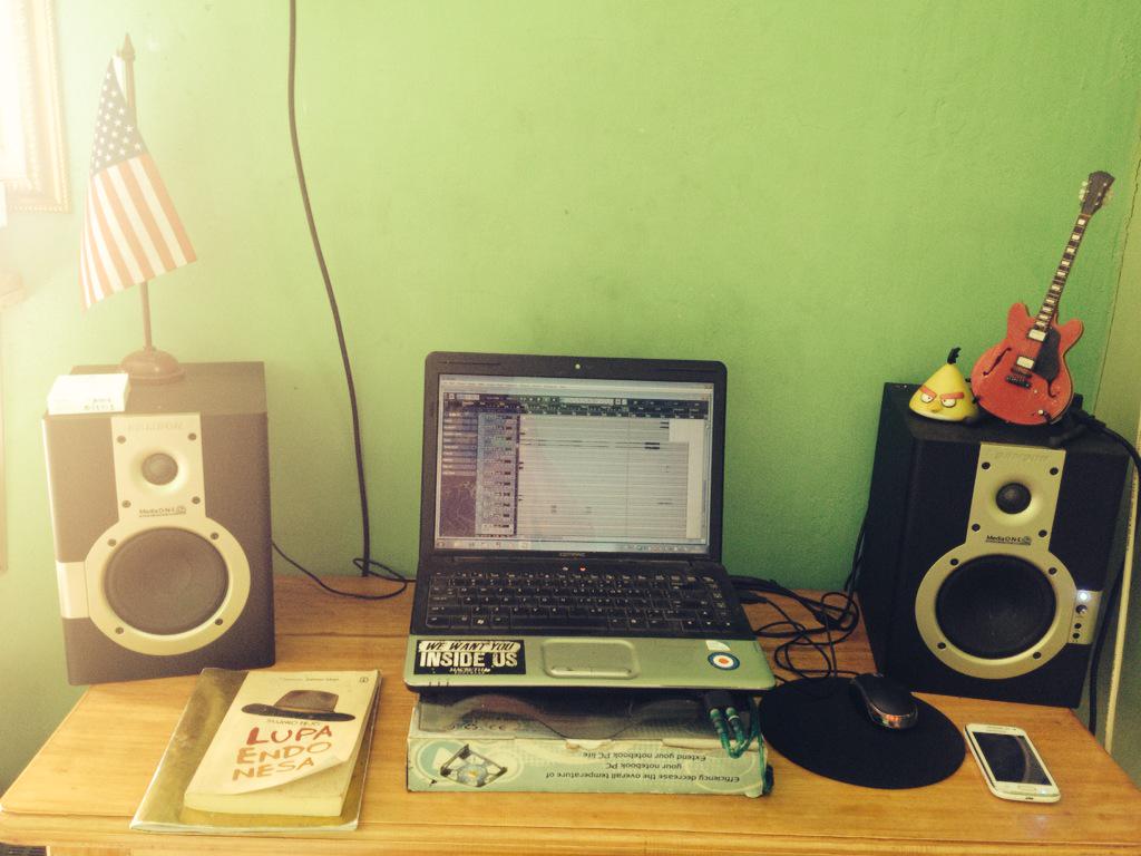 Sedang mencoba record ulang lagu lama kita yg berjudul "Hilang" tapi di studio rekaman kita sendiri