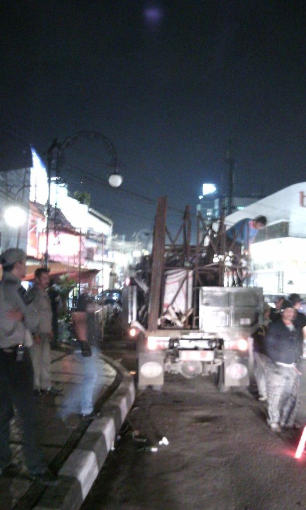 rizky113's tweet photo. @DiskominfoBdg @PemkotBandung @ClickBandung @PRFMnews @soowooBDG masih beberes reklame yg melanggar,tdk estetis. http://t.co/lQbRlDhyKQ