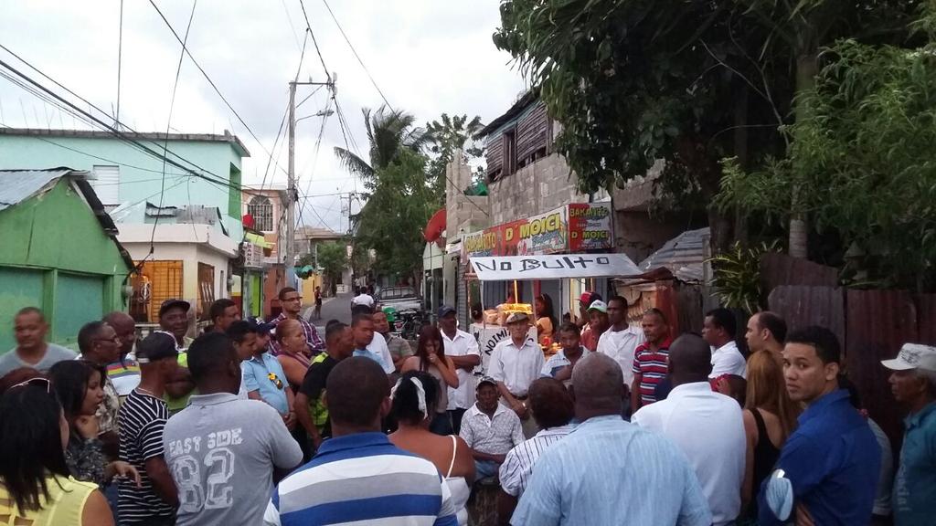 Emilduran's tweet photo. Puerto Plata: Sectores Padre Granero, La laguna y Bello costero con @luisabinader. @JosePaliza @warnaudbisono http://t.co/d478GjknI6