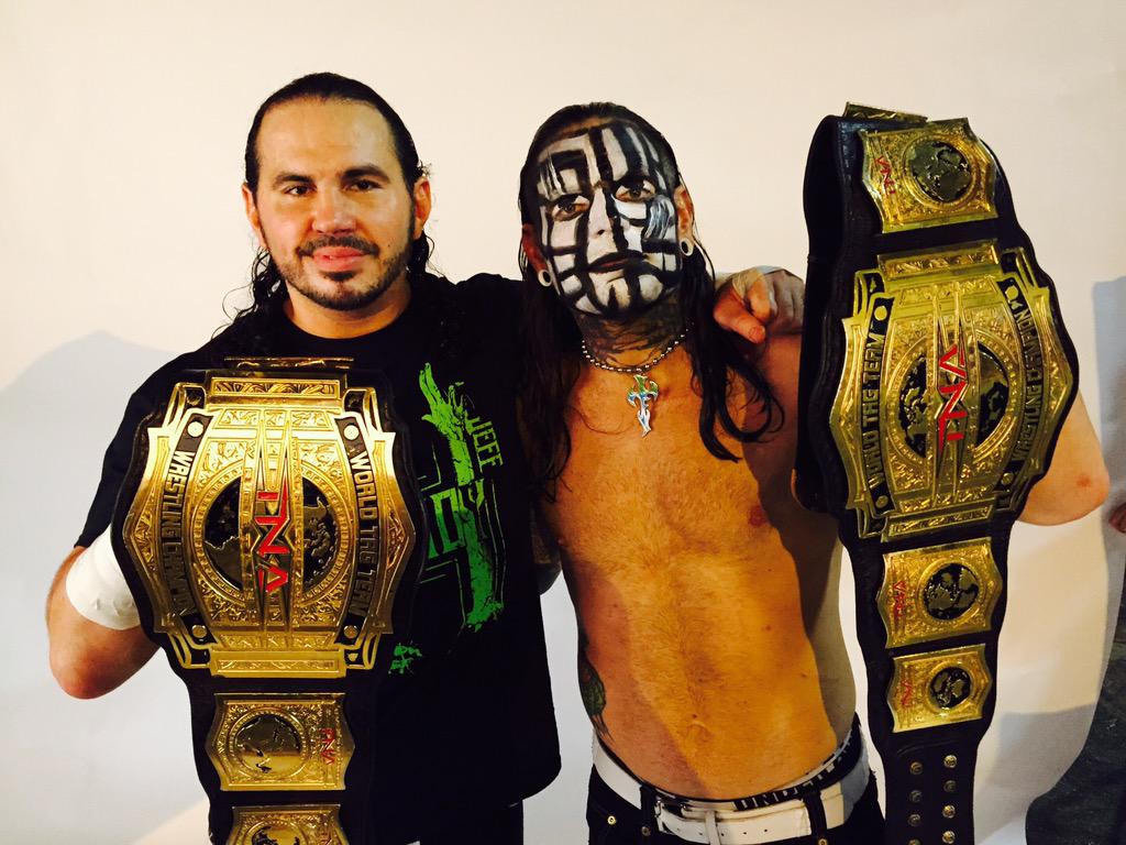 Les Hardy Boyz prennent la pause avec leurs nouvelles ceintures CC17EOCWgAEabSZ
