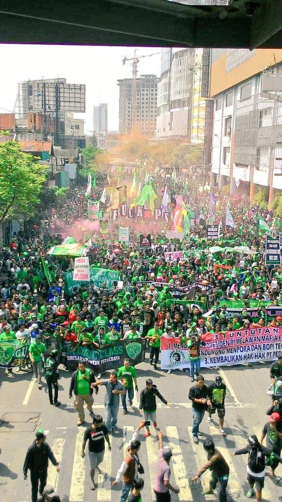 infosurabaya's tweet photo. 10.10 | @KataMasHaguro: Pasukan bajul ijo semakin mendekati tempat konggres mafia. #SurabayaMelawan http://t.co/kS6WPJAs4Z