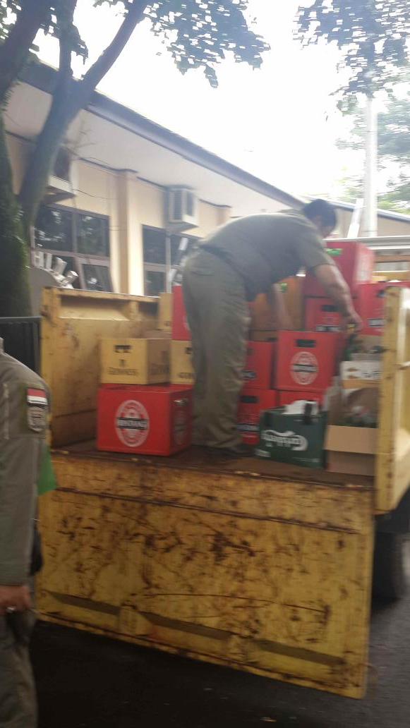rizky113's tweet photo. @DiskominfoBdg @PemkotBandung @detik_Bandung @PRFMnews @ClickBandung beberes barbuk minol/miras sitaan http://t.co/xLaCoh5gIk