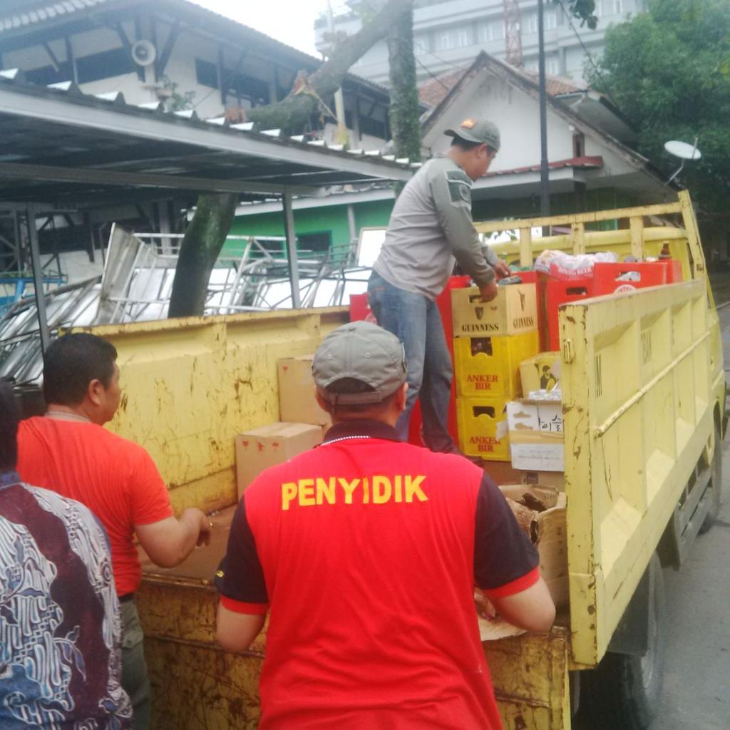 rizky113's tweet photo. @DiskominfoBdg @PemkotBandung @detik_Bandung @PRFMnews @ClickBandung beberes barbuk minol/miras sitaan http://t.co/xLaCoh5gIk