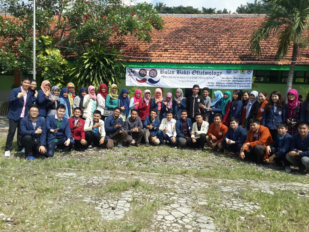 Foto bersama penyelenggaran Bulan Bakti Regio Surabaya di SDN dukuh Kupang 1 surabaya #TimurBeraksi #nj