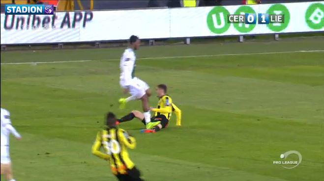 Mojsov gets his knee stepped on Mojsov gets his knee stepped on