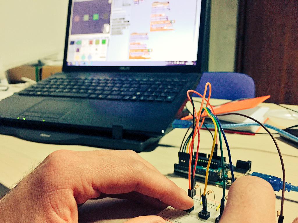 AnthonyRimoli's tweet photo. #Venerdì17 e con @G_Ranu siamo impegnati a costruire un pezzo di Futuro con @arduino e @scratchteam per il @CoderDojo http://t.co/xTepDf8vGg