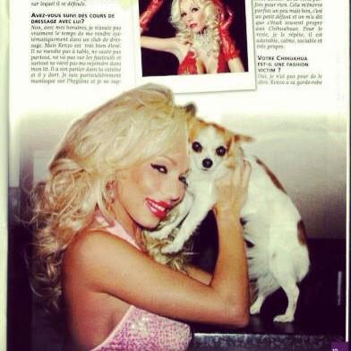 Cindy Bastien avec son chien dans un magasine...... http://t.co/DjF5NjvM7M
