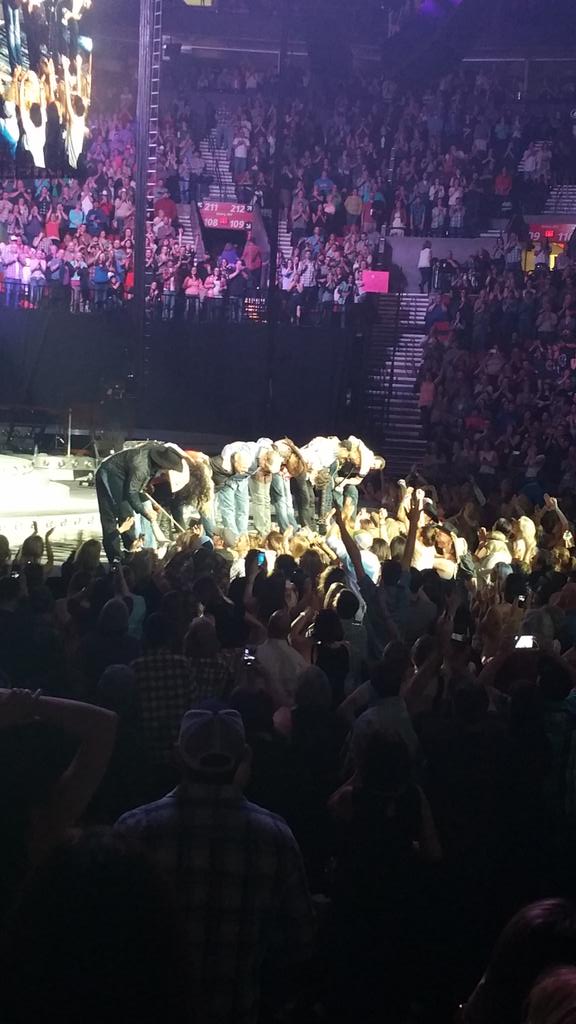 speedfreek2007's tweet photo. Till next time @garthbrooks @trishayearwood #GarthInPortland #GarthBrooks http://t.co/7vCrweFUh8
