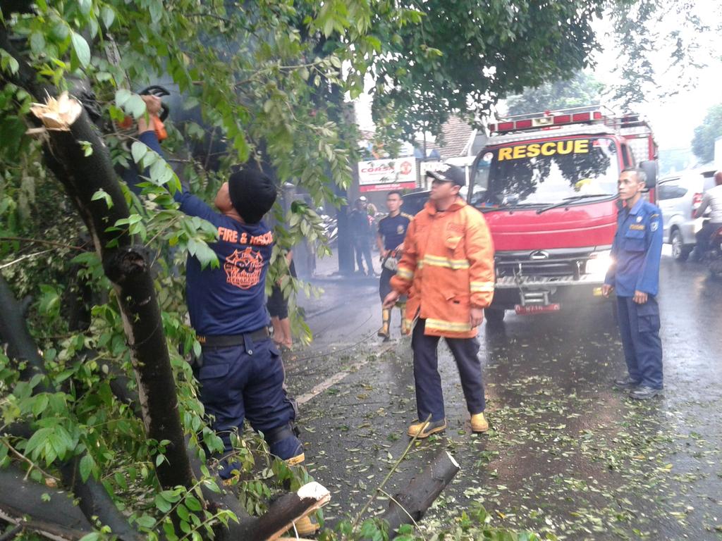 Api45Api's tweet photo. @budiraharjo23 @nura1309 @PRFMnews lg di tangani rescue damkar kota bdh http://t.co/YweQMBAfTJ