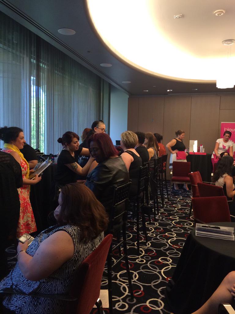 MissCommunicate's tweet image. Busy bunch of beauties at the #beautybar prepping for .@DFSOregon #celebratesuccess