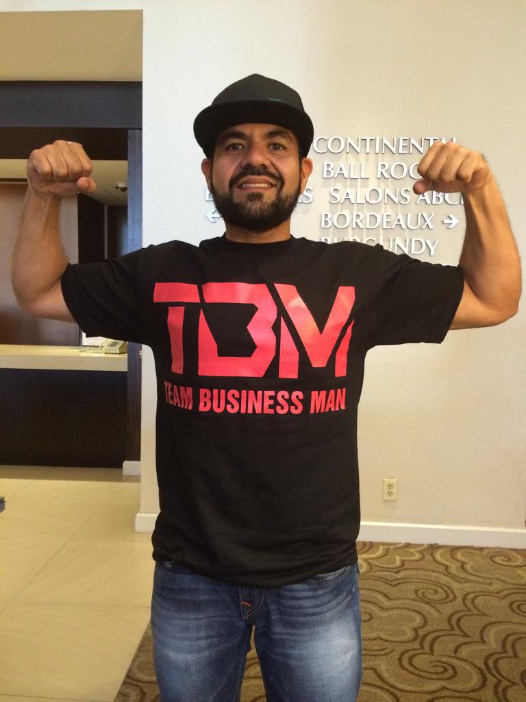 PepeCamarillo's tweet photo. Educadora plática con Hebert Nieto, del Team Chávez Jr, quien pesaba 170 kgs y con base en disciplina está en 70 kgs http://t.co/FwdBx28MWO