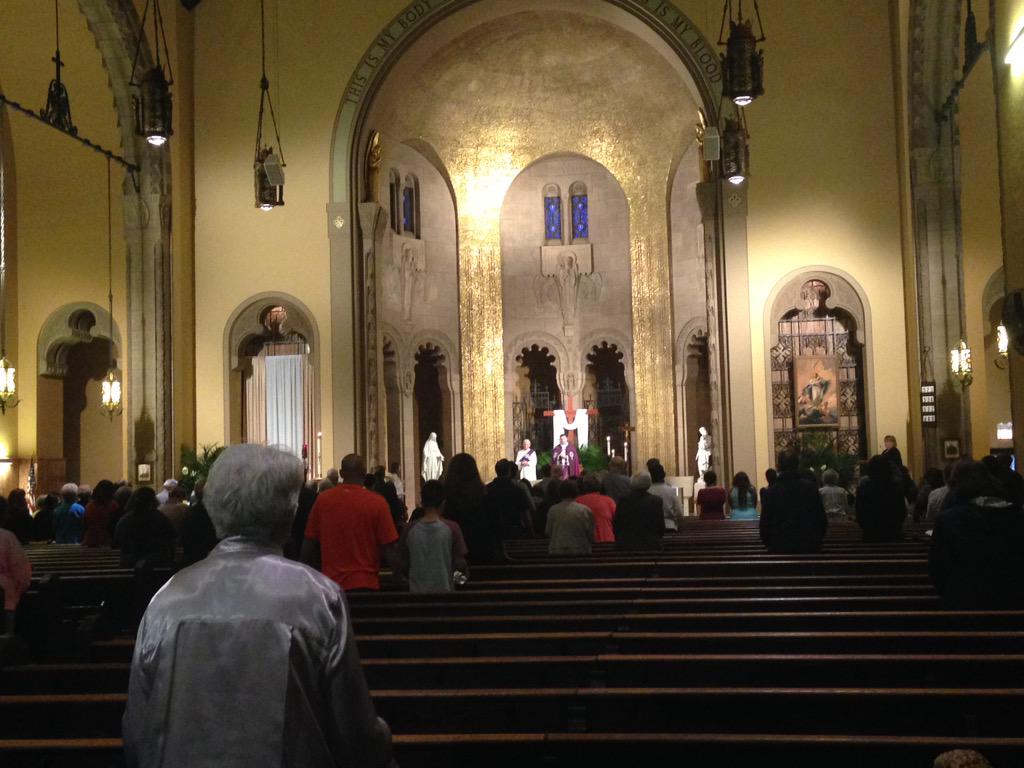 pathieuabc7's tweet photo. #stpascal #prayer #service now underway for the late #CardinalGeorge @ABC7Chicago http://t.co/7VZUbpoqjc